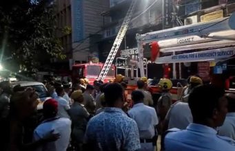 तंग गलियां और बंद दरवाजा बना काल! कोलकाता होटल अग्निकांड में 9 की मौत, कई फंसे, रेस्क्यू ऑपरेशन
