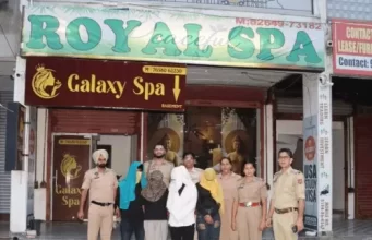 Jalandhar के रॉयल स्पा सेंटर में पुलिस रेड:3 युवतियां और युवक गिरफ्तार, मसाज सेंटर में चल रहा था देह व्यापार