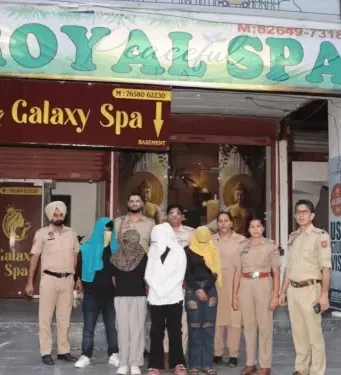 Jalandhar के रॉयल स्पा सेंटर में पुलिस रेड:3 युवतियां और युवक गिरफ्तार, मसाज सेंटर में चल रहा था देह व्यापार