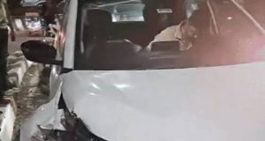 Jalandhar में कार और ऑटो की टक्कर:शीशे टूटकर सड़क पर बिखरे, चकनाचूर हुए दोनों वाहन