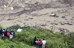 Tibet से आई बाढ़ ने Nepal में तबाही मचाई:कई गांवों में पानी घुसा, पुल टूटा-गाड़ियां बहीं; 9 पुलिसकर्मी लापता