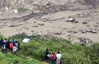 Tibet से आई बाढ़ ने Nepal में तबाही मचाई:कई गांवों में पानी घुसा, पुल टूटा-गाड़ियां बहीं; 9 पुलिसकर्मी लापता