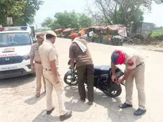 Amritsar में 3 पिस्तौल के साथ 2 गिरफ्तार:बिना नंबर बाइक पर घूम रहे थे युवक, नाकाबंदी दौरान पकड़े; तीसरा फरार