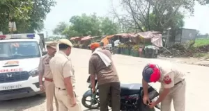 Amritsar में 3 पिस्तौल के साथ 2 गिरफ्तार:बिना नंबर बाइक पर घूम रहे थे युवक, नाकाबंदी दौरान पकड़े; तीसरा फरार