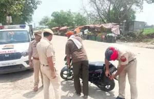 Amritsar में 3 पिस्तौल के साथ 2 गिरफ्तार:बिना नंबर बाइक पर घूम रहे थे युवक, नाकाबंदी दौरान पकड़े; तीसरा फरार