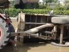Jalandhar: लंबा पिंड चौक के पास सर्विस लेन पर सीमेंट से भरी ट्रैक्टर-ट्रॉली पलटी, गड्ढे बने परेशानी का कारण