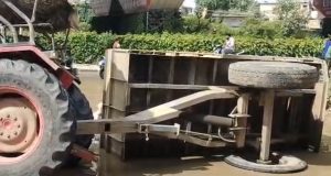 Jalandhar: लंबा पिंड चौक के पास सर्विस लेन पर सीमेंट से भरी ट्रैक्टर-ट्रॉली पलटी, गड्ढे बने परेशानी का कारण