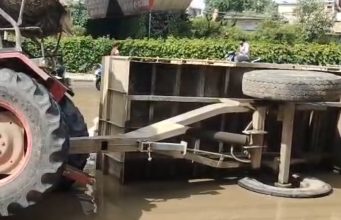 Jalandhar: लंबा पिंड चौक के पास सर्विस लेन पर सीमेंट से भरी ट्रैक्टर-ट्रॉली पलटी, गड्ढे बने परेशानी का कारण