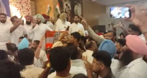 Ludhiana में कांग्रेस के प्रोग्राम में हंगामा:प्रधान वड़िंग को देखते हुए पूर्व मंत्री समर्थकों की नारेबाजी; ‘बघेल गो बैक’ लिखी टी-शर्ट पहनकर पहुंचे