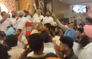 Ludhiana में कांग्रेस के प्रोग्राम में हंगामा:प्रधान वड़िंग को देखते हुए पूर्व मंत्री समर्थकों की नारेबाजी; ‘बघेल गो बैक’ लिखी टी-शर्ट पहनकर पहुंचे