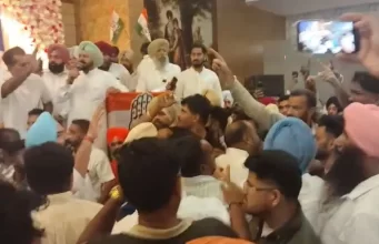 Ludhiana में कांग्रेस के प्रोग्राम में हंगामा:प्रधान वड़िंग को देखते हुए पूर्व मंत्री समर्थकों की नारेबाजी; ‘बघेल गो बैक’ लिखी टी-शर्ट पहनकर पहुंचे