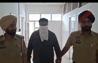 Zirakpur में दिनदहाड़े प्रॉपर्टी कारोबारी अगवा:मर्सिडीज के आगे बाइक लगाकर की वारदात, पत्नी ने छुड़ाया, फिरोजपुर का आरोपी गिरफ्तार