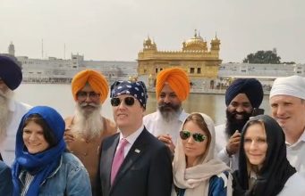 अमेरिकी राजदूत सर्जियो गोर ने गोल्डन टेंपल में माथा टेका:SGPC अध्यक्ष धामी से सिखों से जुड़े मुद्दों पर बात हुई, अकाली दल अमृतसर ने लहराए खालिस्तान के झंडे