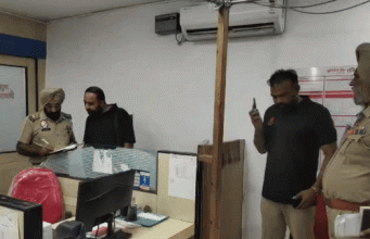 Amritsar में Union Bank में लूट की कोशिश, CCTV:5 नकाबपोश वारदात नाकाम होने पर फरार; स्टाफ और लोगों में अफरातफरी