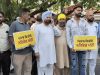 Jalandhar में भाजपा के खिलाफ AAP का प्रदर्शन:सतीश पूनिया के मीटिंग हॉल के पास पहुंचे, नारेबाजी की; बैरिकेडिंग कर पुलिस फोर्स तैनात