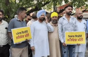 Jalandhar में भाजपा के खिलाफ AAP का प्रदर्शन:सतीश पूनिया के मीटिंग हॉल के पास पहुंचे, नारेबाजी की; बैरिकेडिंग कर पुलिस फोर्स तैनात