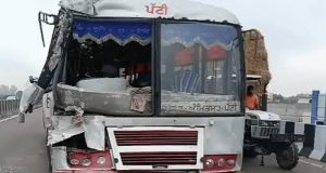 Amritsar में ट्रक और रोडवेज बस की टक्कर:डाला क्षतिग्रस्त, यात्रियों को भी आईं चोटें, फ्लाईओवर पर यातायात रहा प्रभावित