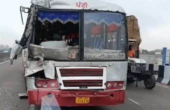 Amritsar में ट्रक और रोडवेज बस की टक्कर:डाला क्षतिग्रस्त, यात्रियों को भी आईं चोटें, फ्लाईओवर पर यातायात रहा प्रभावित