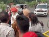 Amritsar में बुजुर्ग से भिड़ी महिला:एक-दूसरे पर हाथ उठाए; रास्ता खोलने को लेकर बहसबाजी, बच्चों को थाने ले जाने का चल रहा था विरोध