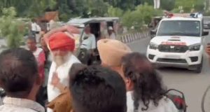 Amritsar में बुजुर्ग से भिड़ी महिला:एक-दूसरे पर हाथ उठाए; रास्ता खोलने को लेकर बहसबाजी, बच्चों को थाने ले जाने का चल रहा था विरोध