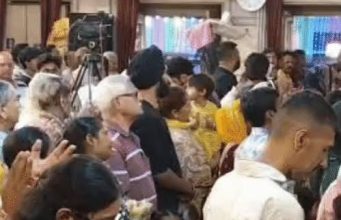 Janmashtami पर दुर्ग्याणा तीर्थ में उमड़ी भीड़:फूल-लाइटों से सजा मंदिर, दूर-दराज से दर्शन को पहुंचे श्रद्धालु, छोटे बच्चे बने कान्हा