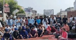 Jalandhar में बाइक सवार युवक को बस ने कुचला:बहन को स्कूल छोड़ने गया था, दो बसों के ओवरटेक में हादसा