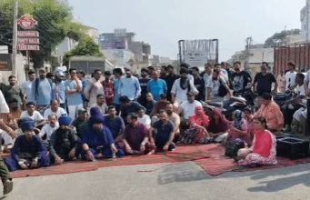 Jalandhar में बाइक सवार युवक को बस ने कुचला:बहन को स्कूल छोड़ने गया था, दो बसों के ओवरटेक में हादसा