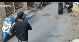 Jalandhar के गढ़ा में दो गुटों में खूनी झड़प:युवक पर किरपाण से हमला; वफादार कुत्ते ने बचाई जान, वारदात CCTV में कैद