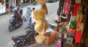 Jalandhar Cantt में बड़ी घटना, लुटेरे महिला से पर्स छीनकर फरार; घटना सीसीटीवी में कैद