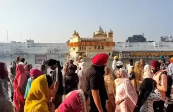Guru Ramdass के Prakash Parva पर लाखों श्रद्धालु नतमस्तक: Golden Temple फूलों से सजा; शाम को दीपमाला और आतिशबाजी होगी