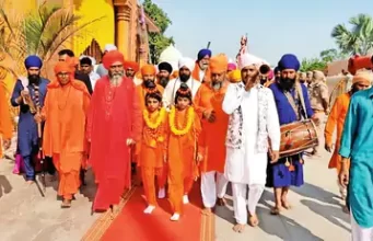 Jalandhar से सुबह 9 बजे रवाना हुई शोभायात्रा शाम 8.30 बजे पहुंची भगवान वाल्मीकि तीर्थ, जगह-जगह फूलों से हुआ स्वागत