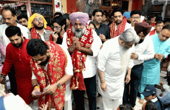 Punjab Congress अध्यक्ष ने चिंतपूर्णी मंदिर में टेका माथा:परगट सिंह ने खुशहाली की मांगी दुआ; पूर्व मंत्री अरोड़ा सहित कई नेताओं ने नवाया शीश
