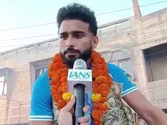 Jalandhar: Gold Medal जीतने के बाद लौटे हॉकी खिलाड़ी सुखजीत, आतिशबाजी और ढोल से हुआ स्वागत