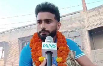 Jalandhar: Gold Medal जीतने के बाद लौटे हॉकी खिलाड़ी सुखजीत, आतिशबाजी और ढोल से हुआ स्वागत