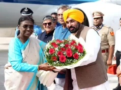 CM मान ने Chandigarh पहुंचीं राष्ट्रपति मुर्मू का स्वागत किया:गुलदस्ता भेंट कर जताई खुशी, पंजाब और देश के मुद्दों पर बातचीत हुई