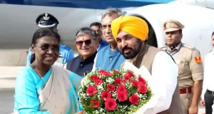 CM मान ने Chandigarh पहुंचीं राष्ट्रपति मुर्मू का स्वागत किया:गुलदस्ता भेंट कर जताई खुशी, पंजाब और देश के मुद्दों पर बातचीत हुई