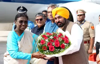 CM मान ने Chandigarh पहुंचीं राष्ट्रपति मुर्मू का स्वागत किया:गुलदस्ता भेंट कर जताई खुशी, पंजाब और देश के मुद्दों पर बातचीत हुई