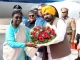 CM मान ने Chandigarh पहुंचीं राष्ट्रपति मुर्मू का स्वागत किया:गुलदस्ता भेंट कर जताई खुशी, पंजाब और देश के मुद्दों पर बातचीत हुई