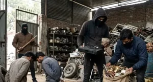 Ludhiana में कबाड़ कारोबारी के गोदाम में लूट:बदमाशों ने वर्करों को बनाया बंधक; प्लास्टिक के थैलों में भरकर स्क्रैप-सिलेंडर उड़ाए