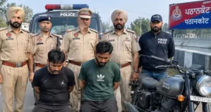 Pathankot में नशे समेत 2 आरोपी गिरफ्तार:हेरोइन-ड्रग मनी बरामद, अमृतसर से बुलेट पर सप्लाई देने आए थे; पुलिस को देख भागे