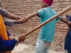 Amritsar में निहंगों ने युवक को पीटा:दो ने हाथ पकड़े, तीसरे ने डंडे मारे; फिर 7 सेकंड में 4 थप्पड़ जड़े