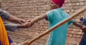 Amritsar में निहंगों ने युवक को पीटा:दो ने हाथ पकड़े, तीसरे ने डंडे मारे; फिर 7 सेकंड में 4 थप्पड़ जड़े